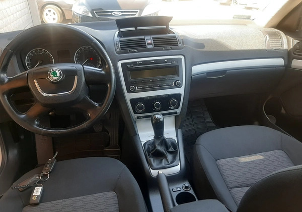 Skoda Octavia cena 20900 przebieg: 243866, rok produkcji 2010 z Oborniki małe 352